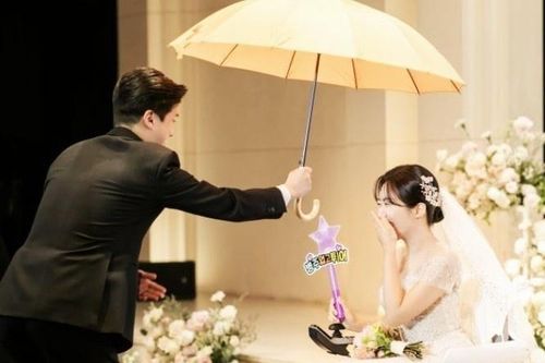 Cảnh chú rể che ô cho cô dâu ngồi xe lăn gây sốt ở Hàn Quốc