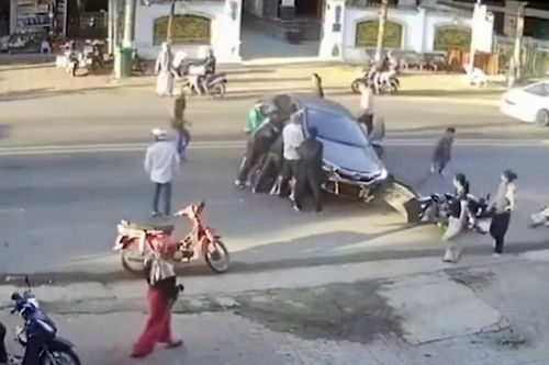 Đắk Lắk: người đàn ông mắc kẹt dưới gầm xe ô tô sau tai nạn