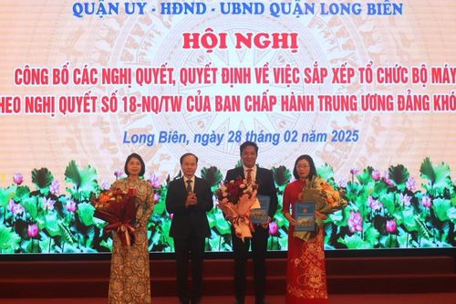 Quận Long Biên công bố nghị quyết, quyết định về sắp xếp tổ chức bộ máy