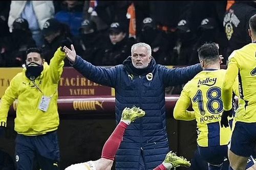 Jose Mourinho nhận án phạt cực nặng