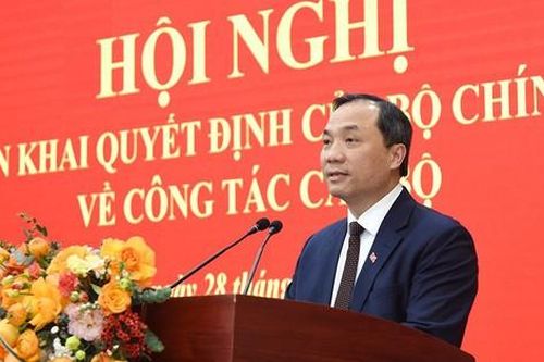 TIỂU SỬ ĐỒNG CHÍ HOÀNG TRUNG DŨNG, TỔNG BIÊN TẬP TẠP CHÍ CỘNG SẢN