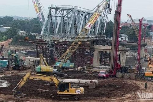 Rộn rã công trường thi công cầu Phong Châu mới