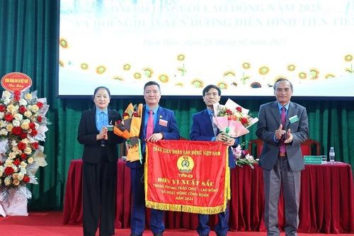 Khơi dậy sức mạnh đoàn kết, hăng hái thi đua lao động sản xuất trong công nhân, người lao động