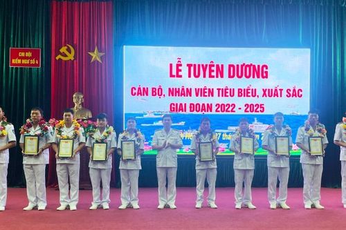 Chi đội Kiểm ngư số 4 tuyên dương cán bộ, nhân viên tiêu biểu, xuất sắc giai đoạn 2022-2025