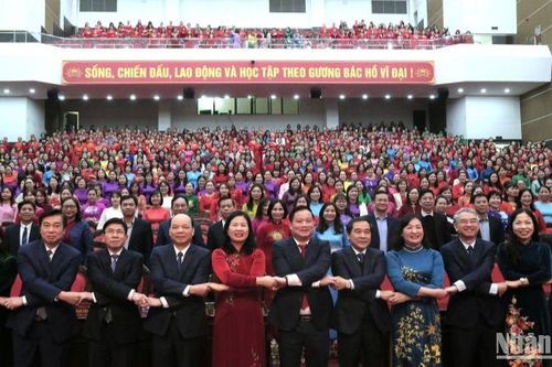 Hơn 1.000 phụ nữ tỉnh Thái Bình nhảy dân vũ, trình diễn áo dài trên phố