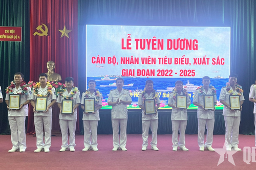 Chi đội Kiểm ngư số 4 tuyên dương cán bộ, nhân viên