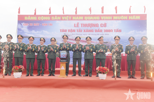Thượng tướng Vũ Hải Sản dự lễ Thượng cờ tàu vận tải xăng dầu 3.000 tấn