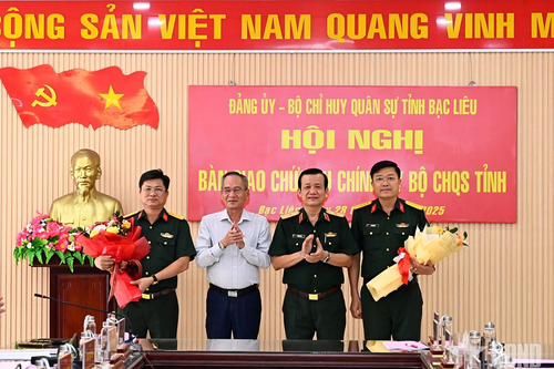 Bàn giao chức vụ Chính ủy Bộ CHQS tỉnh Bạc Liêu
