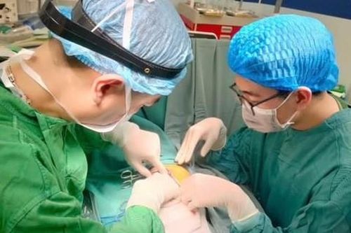 Bé gái 1 tháng tuổi bị teo mật bẩm sinh