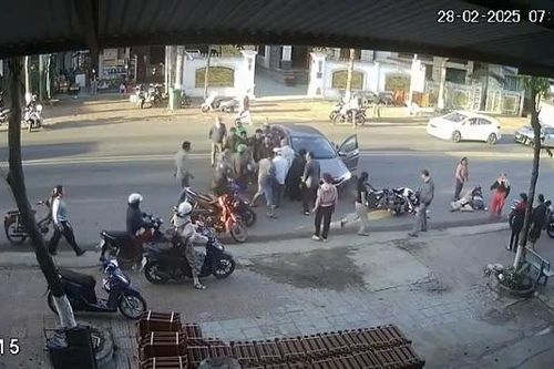 Người dân hợp sức nâng xe ô tô cứu người mắc kẹt dưới gầm