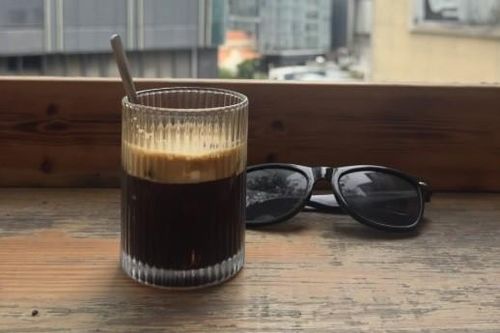 Khách Tây say 'đứ đừ' khi lần đầu uống cà phê đen đá Việt