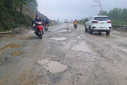 Đường ven biển tại Hà Tĩnh xuống cấp: Bao giờ mới được vá?