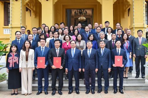 Phó Thủ tướng, Bộ trưởng Ngoại giao Bùi Thanh Sơn trao quyết định bổ nhiệm 3 Thứ trưởng Ngoại giao