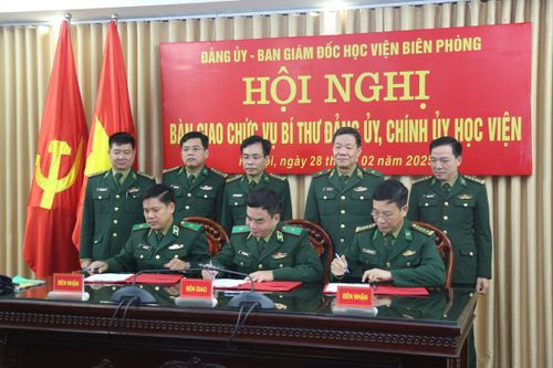 Bàn giao nhiệm vụ Bí thư Đảng ủy, Chính ủy Học viện Biên phòng