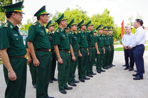 Trưởng Ban Tuyên giáo và Dân vận Trung ương thăm Khu di tích Ban Tuyên huấn Trung ương Cục miền Nam và cán bộ, chiến sĩ Đồn Biên phòng Tân Phú