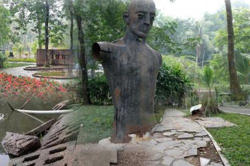Nhiều hạng mục công trình trong công viên Bách Thảo xuống cấp nghiêm trọng