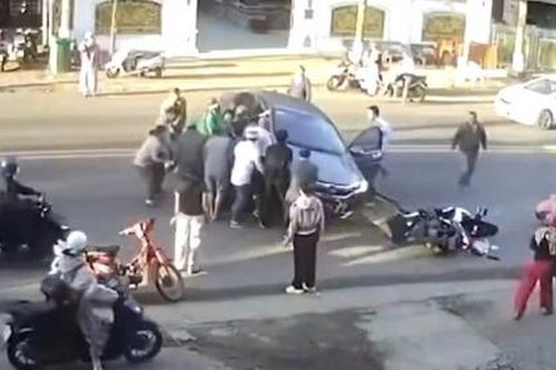 Người dân nâng ô tô, cứu nạn nhân bị xe tông lọt dưới gầm xe