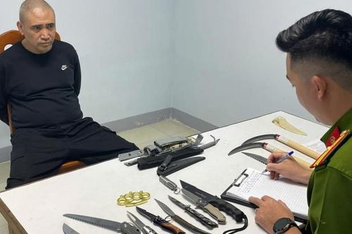 Bắt đối tượng truy nã đặc biệt nguy hiểm luôn mang theo 'hàng nóng'