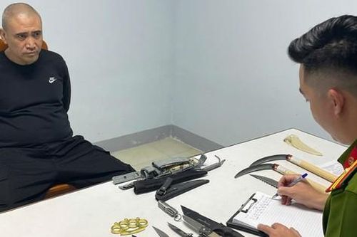 Bắt đối tượng bị truy nã đặc biệt thủ loạt vũ khí 'nóng' phòng thân