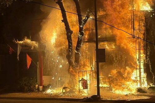 2 nhà mặt phố cháy dữ dội, nghi chủ nhà tự phóng hỏa