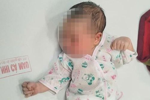 Nghe tiếng khóc trong túi ni lông trên ghế đá, phát hiện trẻ sơ sinh còn nguyên dây rốn