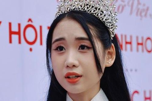Hoa khôi bắt xe ghép từ Đà Nẵng ra Huế dự tuyển sinh Hoa hậu Việt Nam