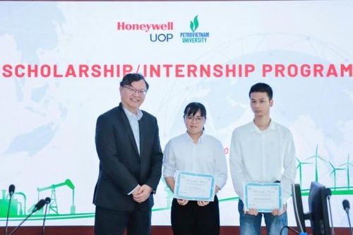 Honeywell UOP trao tặng học bổng cho sinh viên PVU xuất sắc