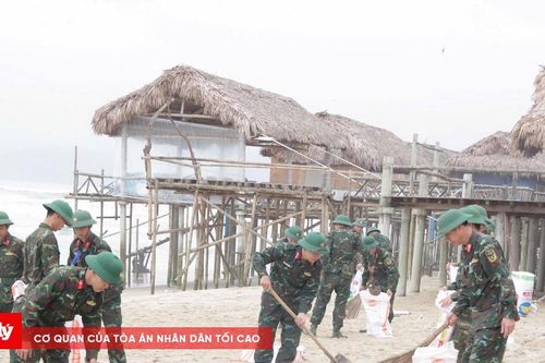 Thu gom hàng chục tấn dầu vón cục trôi dạt tại bờ biển Lăng Cô