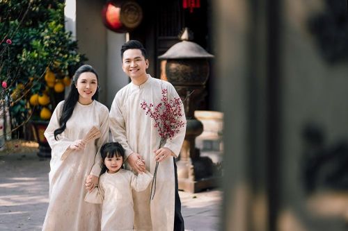 Khoảnh khắc đẹp của MC Hạnh Phúc VTV và vợ giáo viên đảm đang