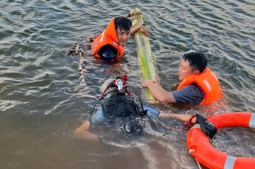 Cùng nhóm bạn ra đập tắm, 2 học sinh bị chết đuối