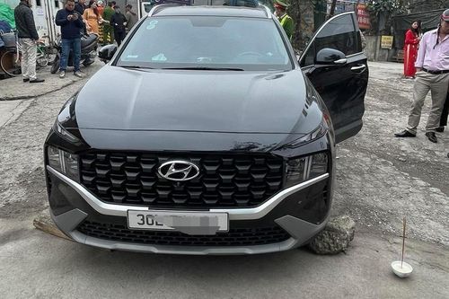 Phát hiện người đàn ông tử vong trong ô tô tại Hà Nội