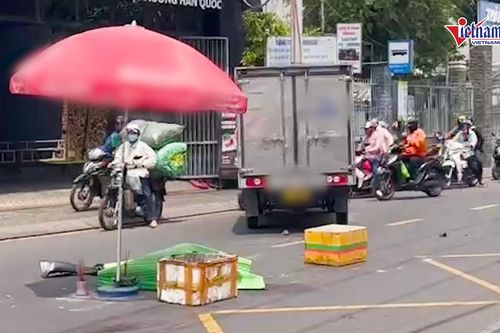 TPHCM: Va chạm với xe tải, nam shipper tử vong thương tâm