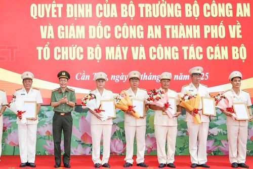 Công an TP Cần Thơ trao các quyết định điều động cán bộ lãnh đạo chủ chốt