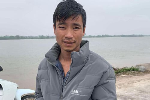 Người đàn ông ở Nam Định kể giây phút nghẹt thở lao xuống sông Hồng cứu người