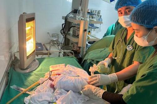 Sản phụ 21 tuổi 'đẻ rơi' con tại nhà