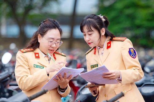 Cảnh sát giao thông TP. Vinh tập trung cao độ trước 'giờ G'