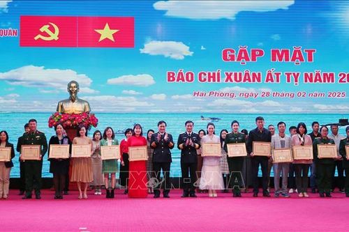 Quân chủng Hải quân gặp mặt báo chí đầu Xuân Ất Tỵ 2025