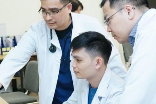 Bác sĩ nghẹt thở cấp cứu 3 bệnh nhân ngưng tim