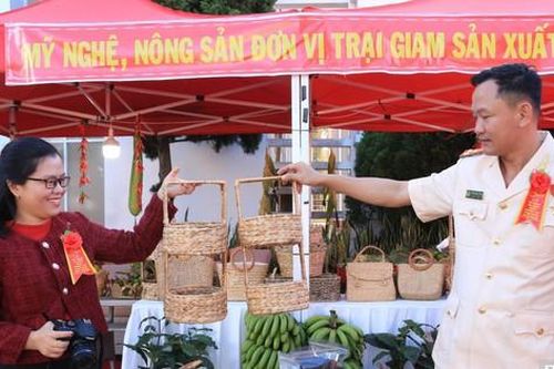 Những sản phẩm thắp sáng ước mơ hoàn lương của các phạm nhân tại Trại giam Đắk Trung