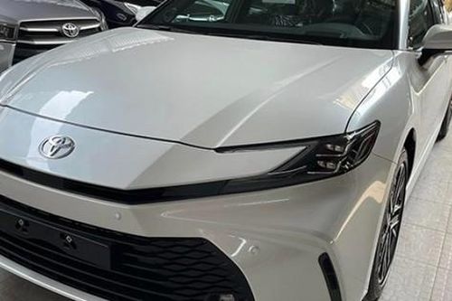 Độc lạ Toyota Camry 2.0Q vừa lăn bánh 14km rao bán giá hấp dẫn