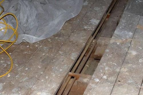 Thợ xây phát hiện bí mật ẩn dưới sàn nhà khiến vợ chồng chủ nhà bối rối