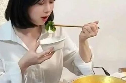 Cô gái 'gây sốt' khi ăn lẩu trong chiếc nồi bằng vàng trị giá 2,4 tỷ đồng
