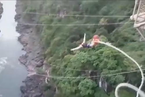 Kinh hoàng nữ du khách bị rơi xuống sông đầy cá sấu khi dây bungee bị đứt