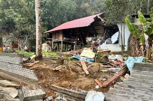 Hơn 10 hộ dân bị đá sạt lở lăn xuống nhà, phải sơ tán chờ tái định cư