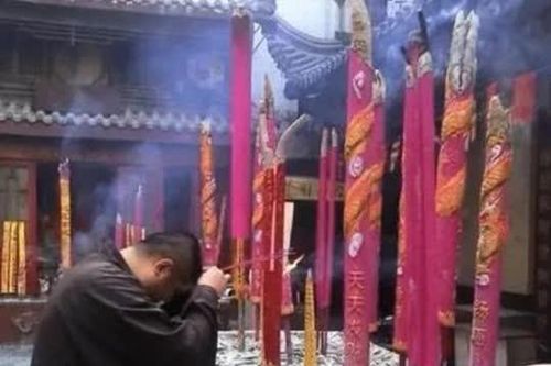 Có câu: Người nghèo càng thờ Phật thì càng nghèo; người giàu càng đốt hương thì càng giàu?