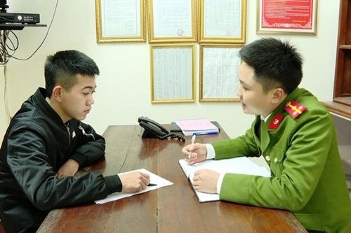 Chân dung nhóm thanh niên cầm kiếm vào sân bóng đòi 'xử' người, nguồn cơn vụ việc được tiết lộ