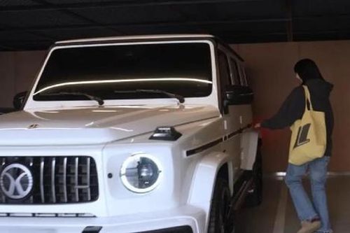 Nữ ca sĩ hàng đầu showbiz bị người lạ rình rập, dùng chân chặng cửa xe taxi