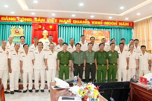 Công an tỉnh An Giang trao quyết định nghỉ công tác hưởng chế độ hưu trí
