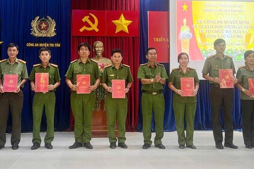Tri Tôn công bố quyết định của Giám đốc Công an tỉnh An Giang về công tác cán bộ