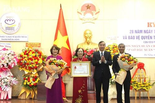 Hội Từ thiện và Bảo vệ quyền trẻ em thành phố nhận Huân chương Lao động hạng Nhất